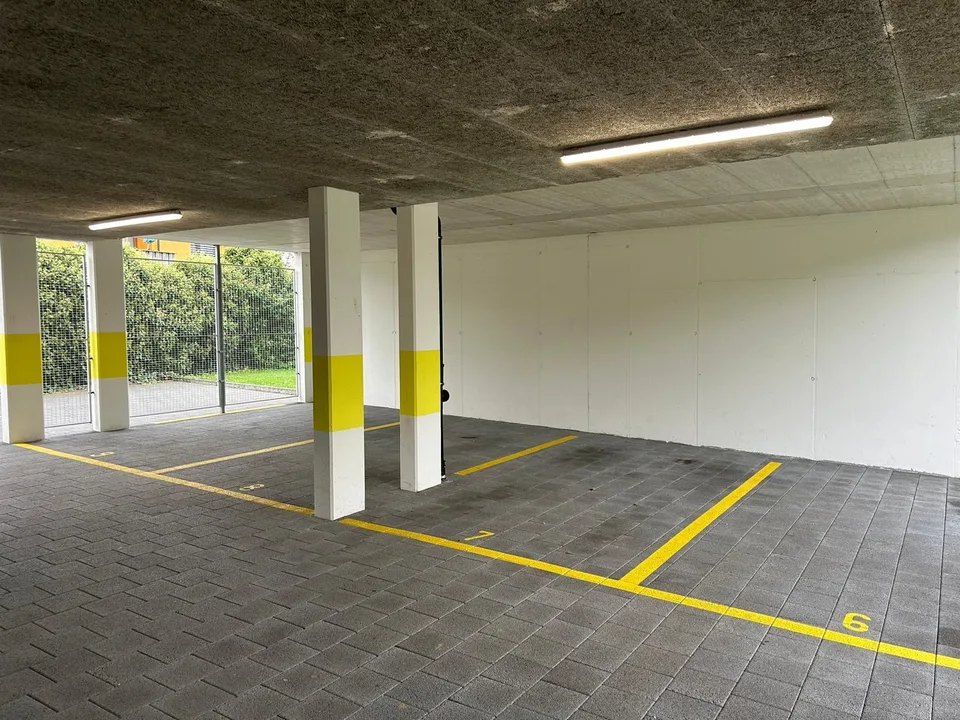 Divers emplacements de parking couverts dans un emplacement central avec des connexions de trafic optimales