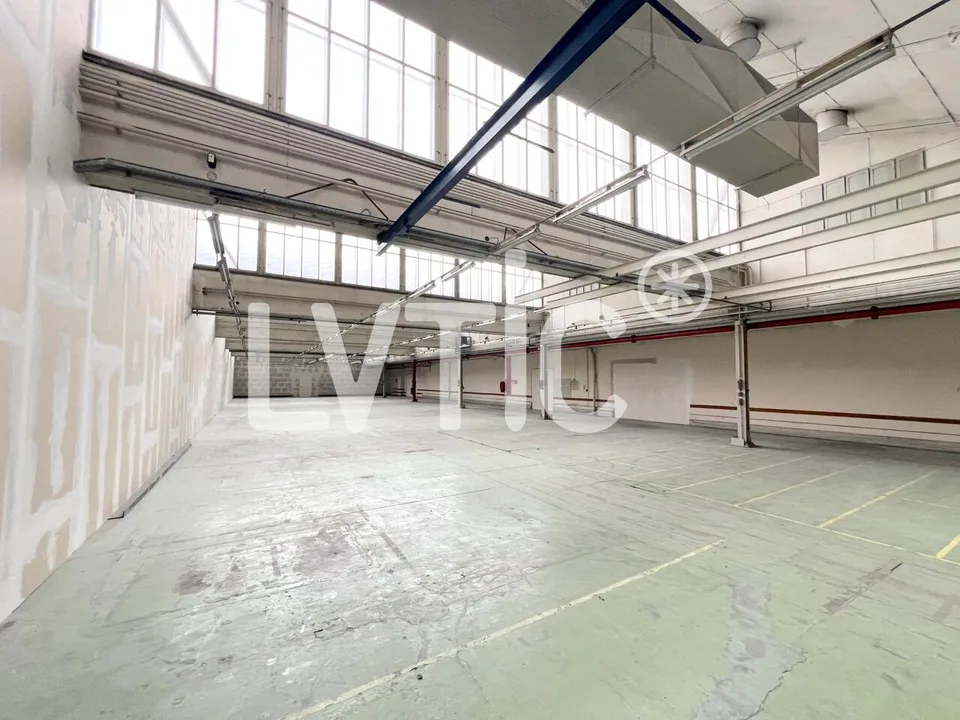 Dépôt de 700 m2 à louer à Crissier