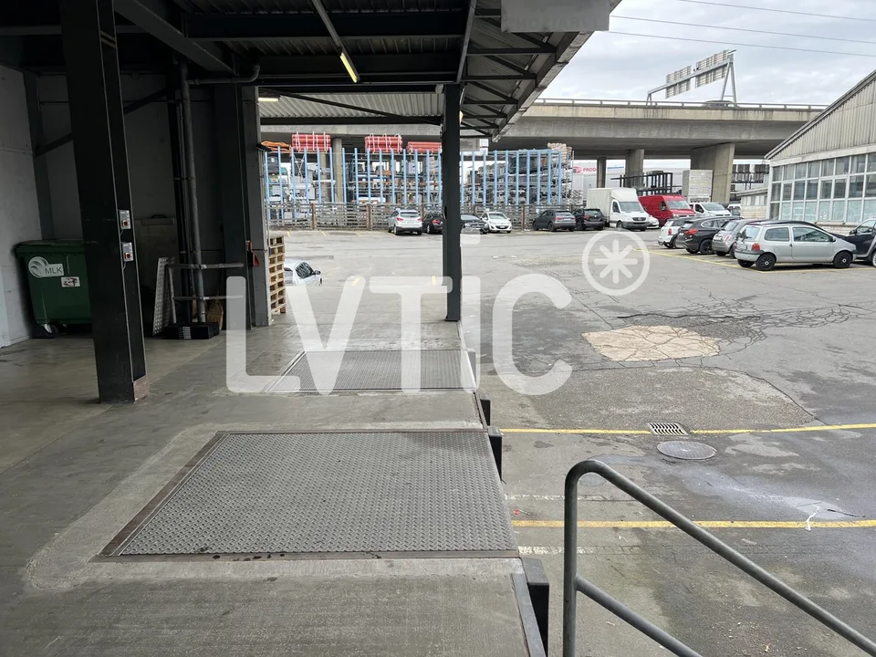 Dépôt de 700 m2 à louer à Crissier