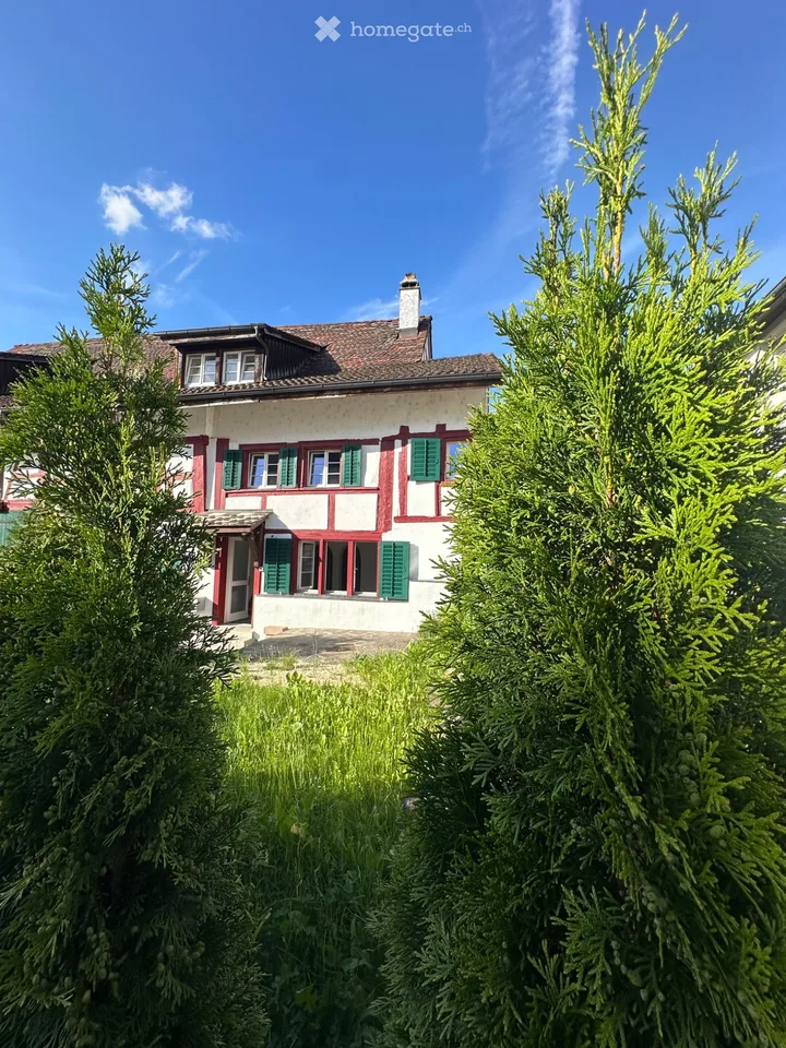 Zu vermieten sieben Zimmer Haus Teil mit Garten Garagevorpl