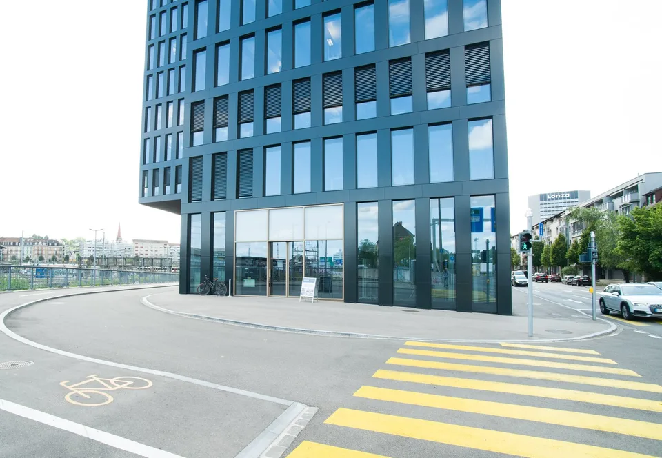 Private desk in Spaces Grosspeter Tower
