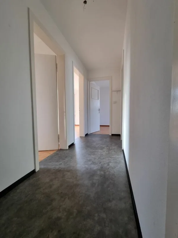Appartement 3 pièces partiellement rénové avec balcon à Lengnau à louer