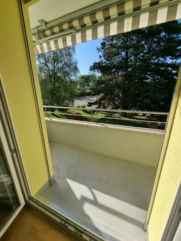 Appartement 3 pièces partiellement rénové avec balcon à Lengnau à louer
