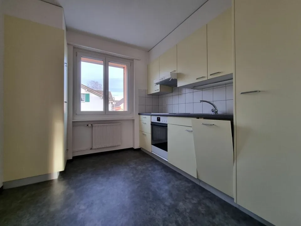 Appartement 3 pièces partiellement rénové avec balcon à Lengnau à louer