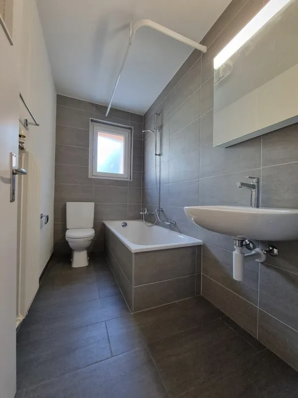 Appartement 3 pièces partiellement rénové avec balcon à Lengnau à louer