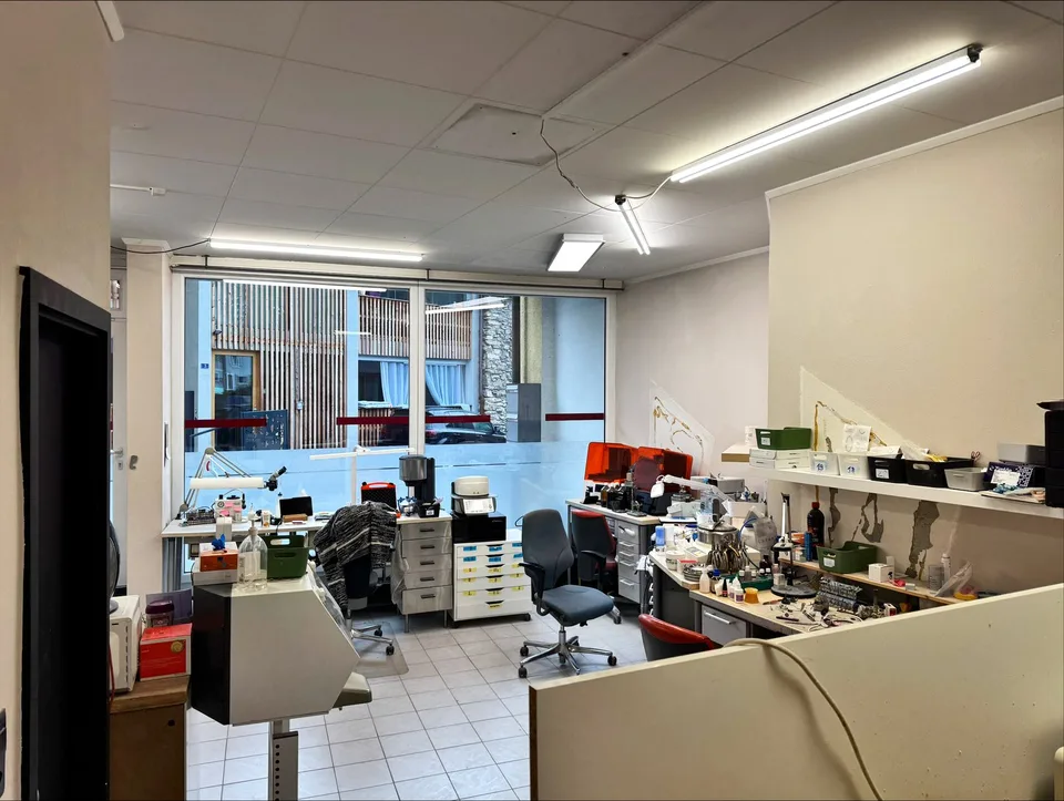 Collombey-Muraz: Locale Commerciale in Affitto nel Centro Città
