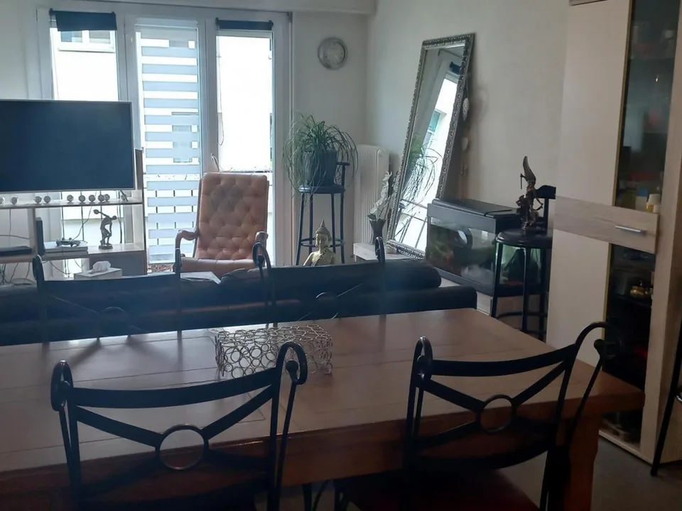 JOLI 3 PIECES RENOVE SITUE AU 1er ETAGE ASCENSEUR PROCHE DU LAC