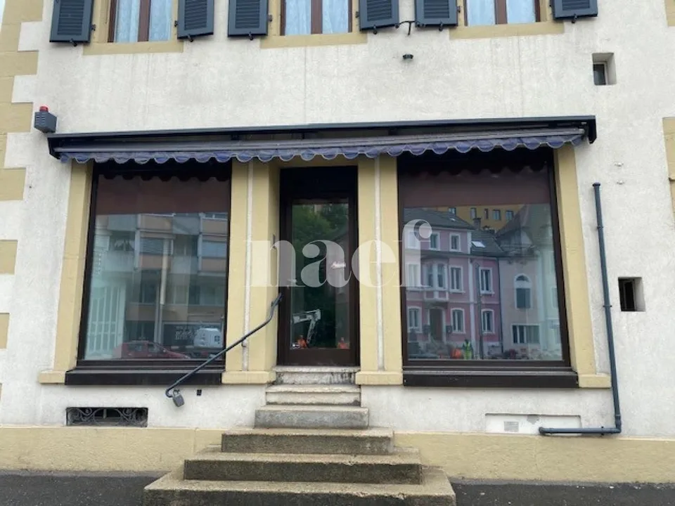 Local commercial avec vitrine et entrée indépendante au centre-ville