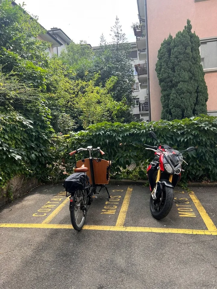 Posto moto vicino alla stazione di Wipkingen