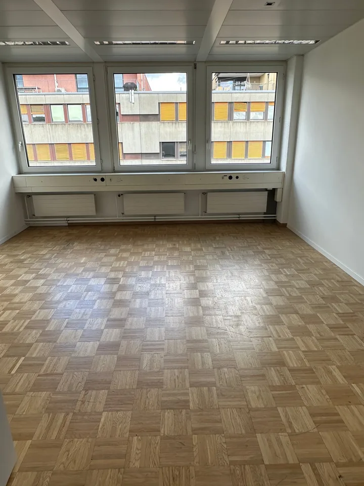 Bureau lumineux au 4e étage à Dübendorf