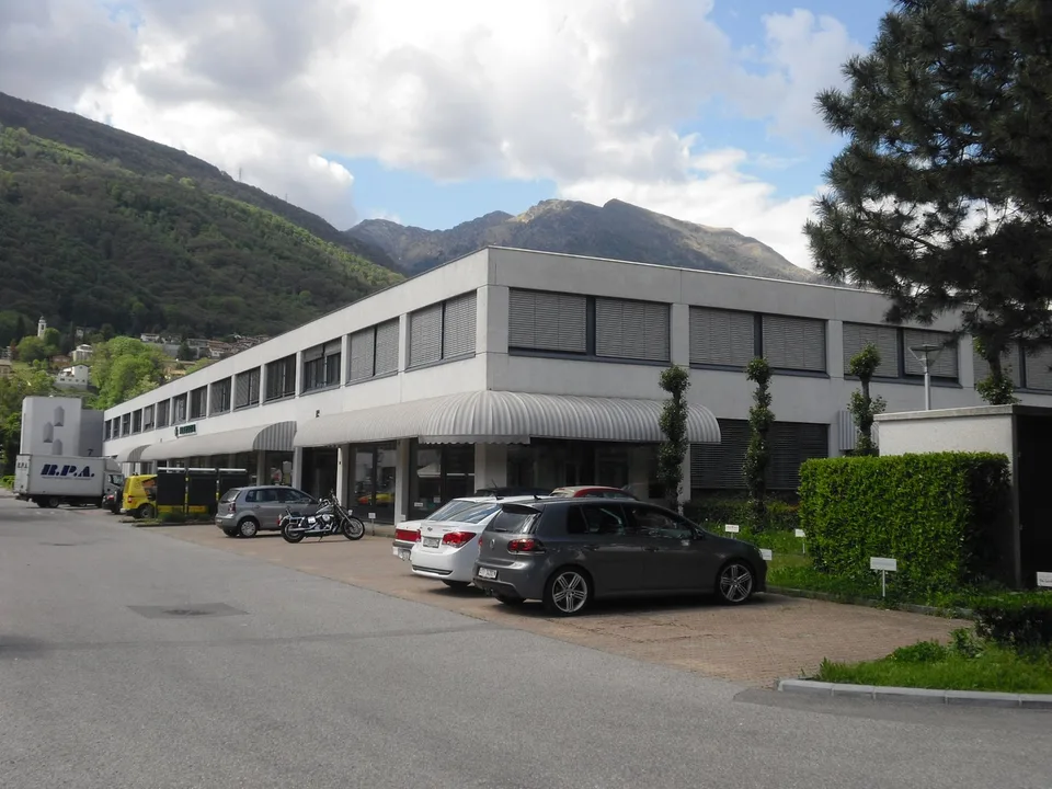 Spazio commerciale in posizione strategica - Centro Carvina A, Taverne