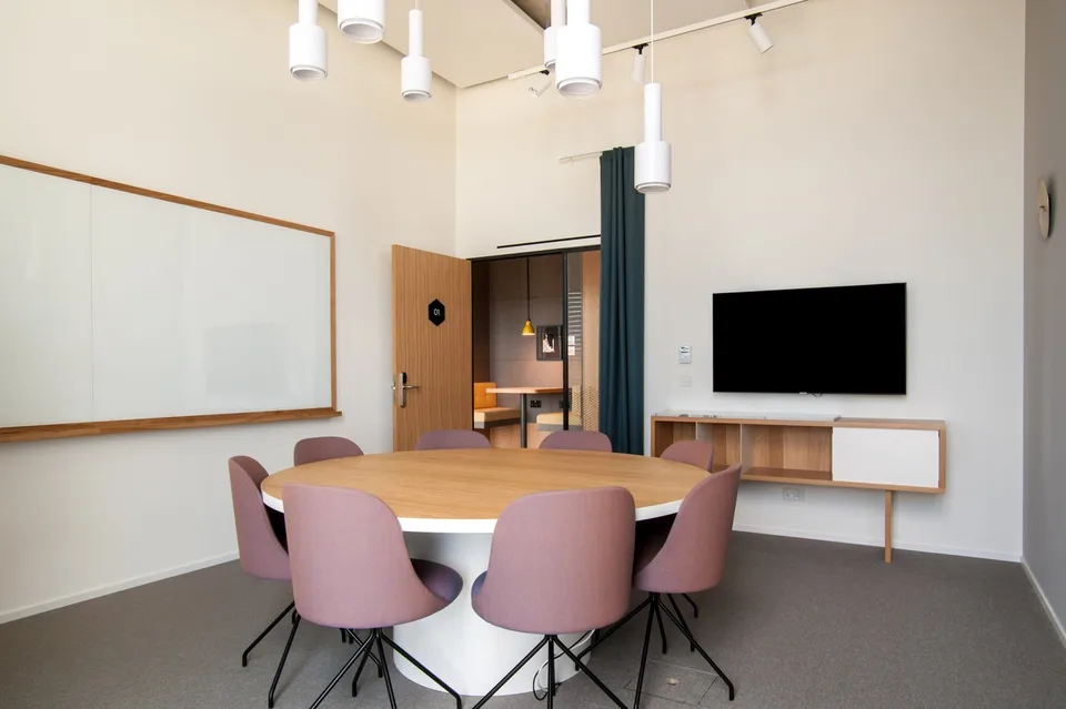 Spazio di ufficio design per 1 persona nella torre Grosspeter Tower di Spaces