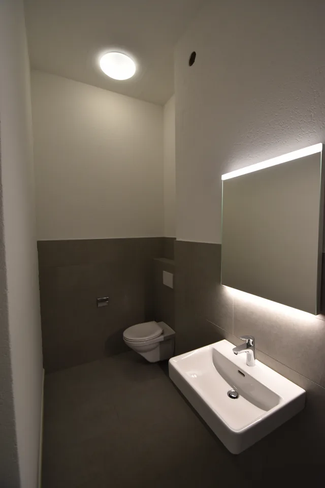 Perfettamente collegato, pronto per l'occupazione immediata: 511m2 nel cuore di Urdorf – foto 11 di 12