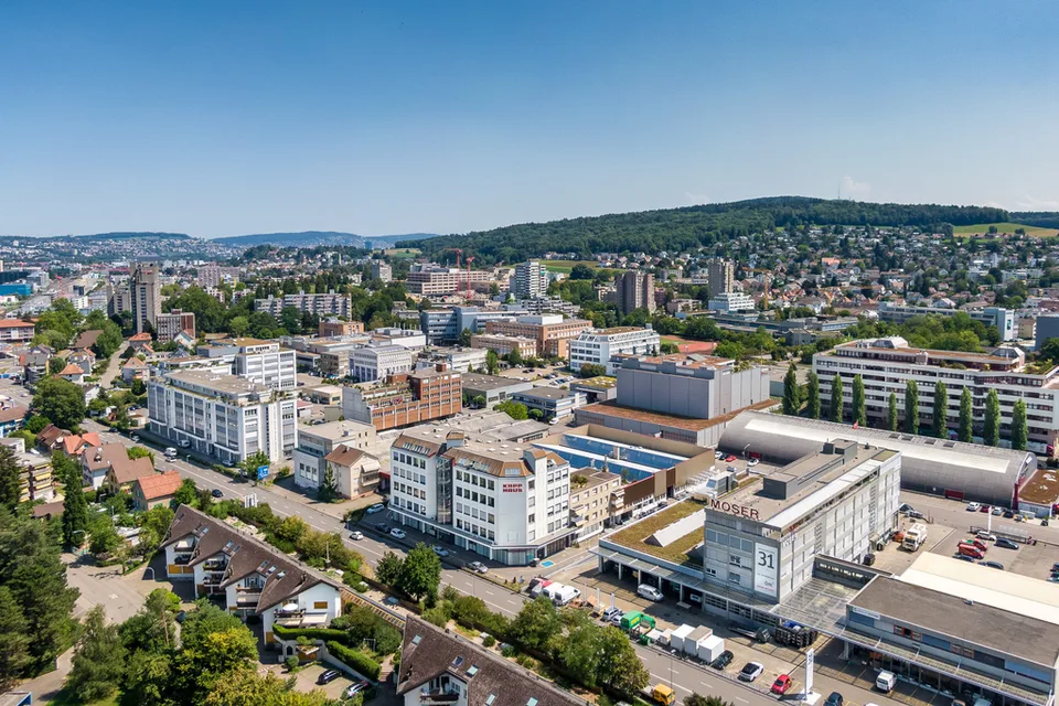 Parfaitement connecté, prêt à être occupé immédiatement : 511m2 au cœur d'Urdorf