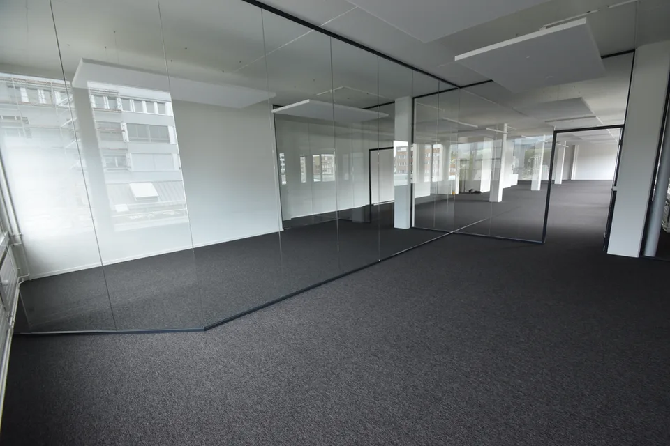Perfettamente collegato, pronto per l'occupazione immediata: 511m2 nel cuore di Urdorf – foto 9 di 12