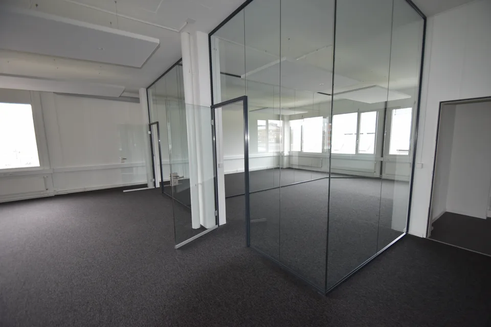 Perfettamente collegato, pronto per l'occupazione immediata: 511m2 nel cuore di Urdorf – foto 8 di 12