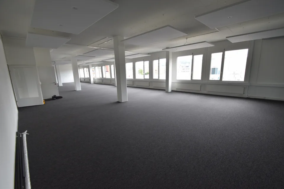 Parfaitement connecté, prêt à être occupé immédiatement : 511m2 au cœur d'Urdorf