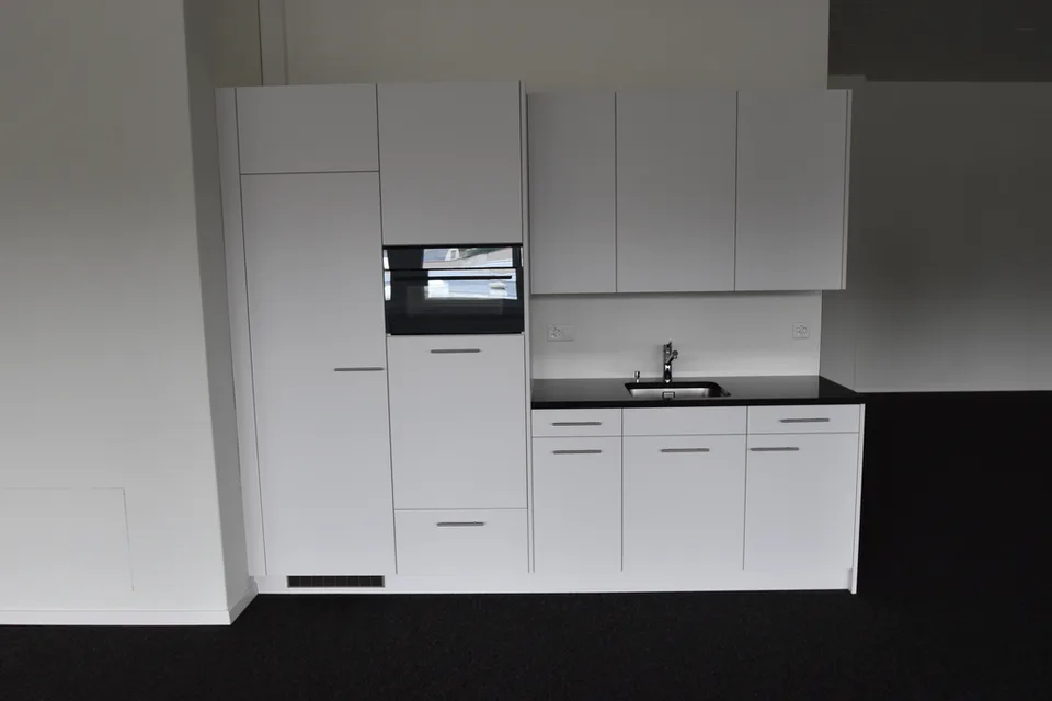 Perfettamente collegato, pronto per l'occupazione immediata: 511m2 nel cuore di Urdorf – foto 7 di 12