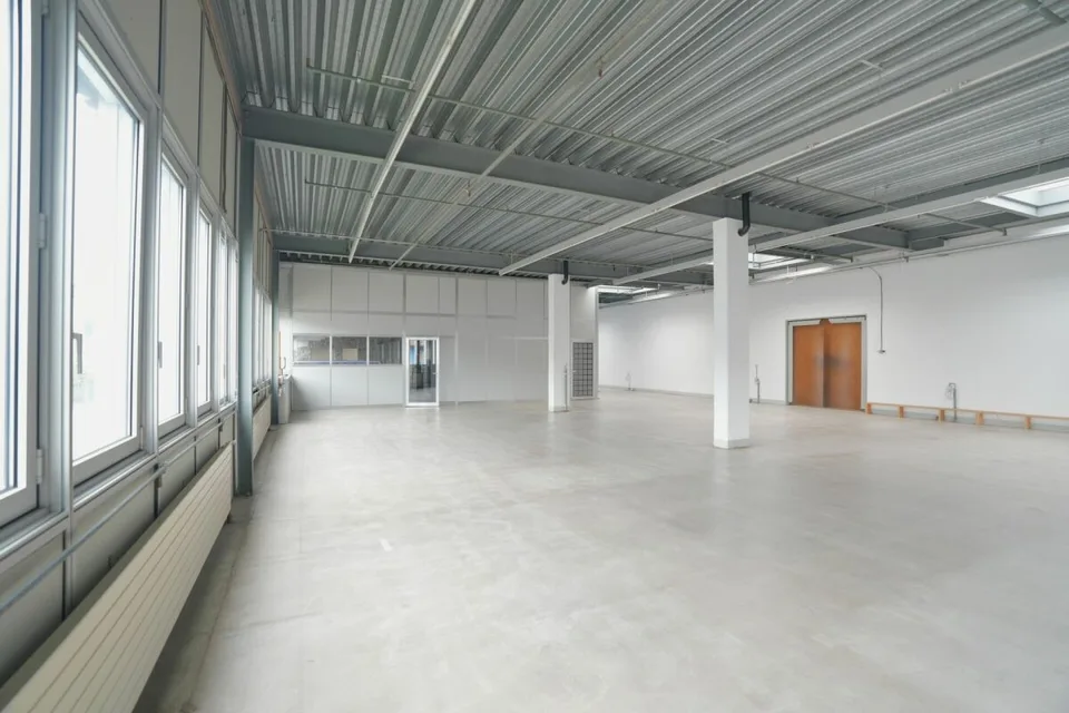 Attractive commercial/office and storage space