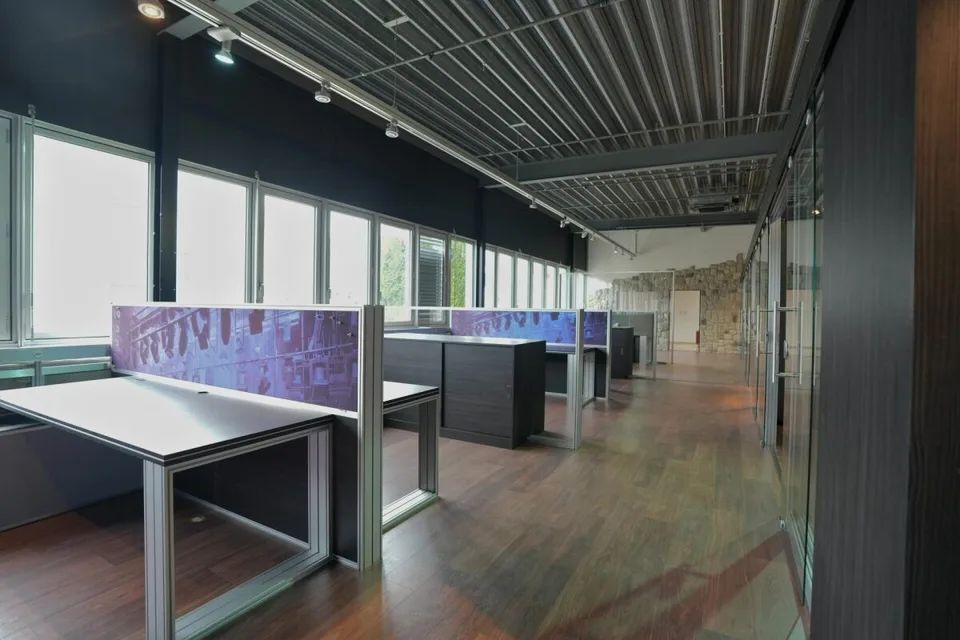 Attractive commercial/office and storage space
