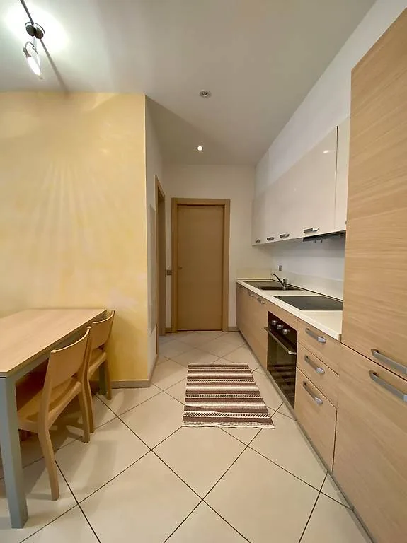 ZENTRALE 2-ZIMMER-WOHNUNG, EINGERICHTET - MINDESTENS 3 UND HÖCHSTENS 7 MONATE MIETE