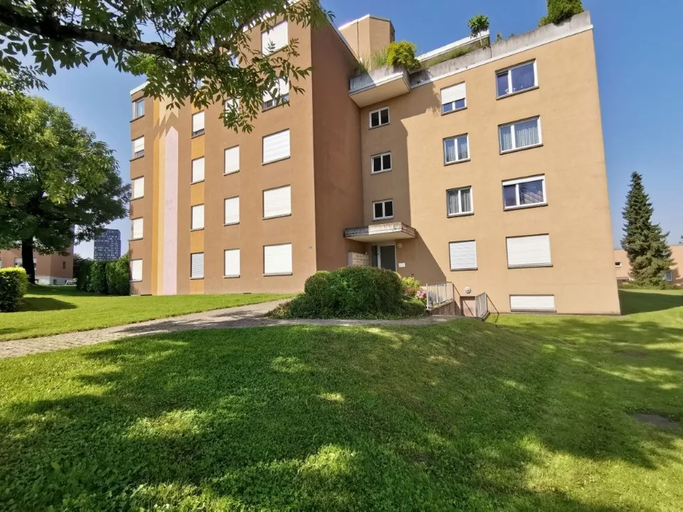 Helle 3.5-Zimmer-Wohnung mit Balkon in Dübendorf