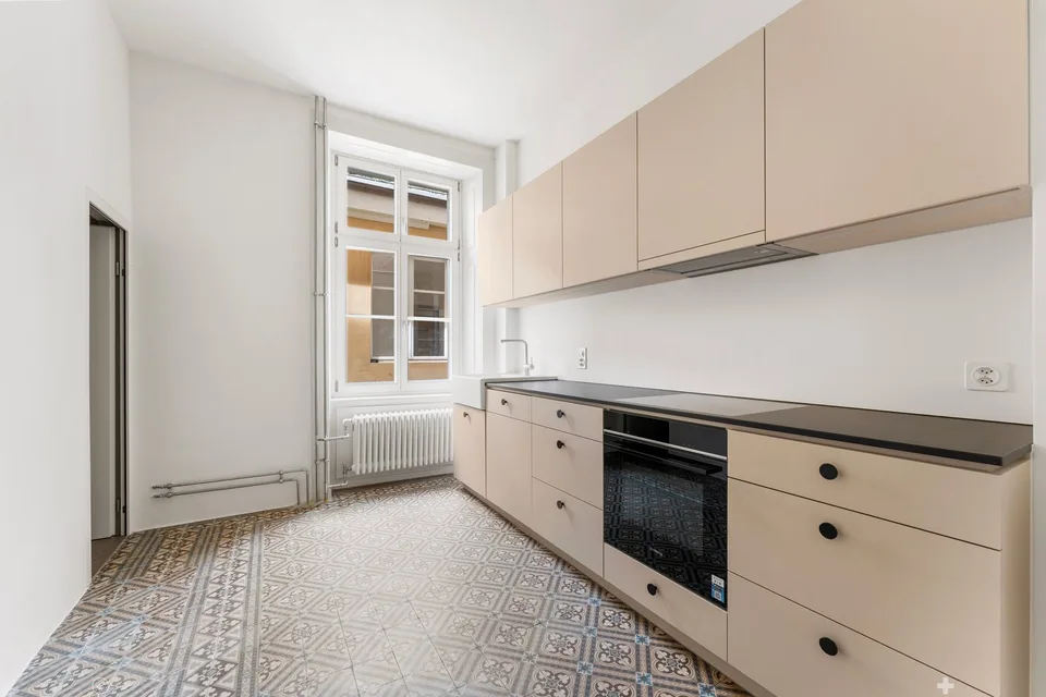 Appartamento di vecchio edificio ristrutturato con stile e giardino privato in posizione centrale a Biel