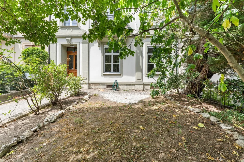 Stilvoll sanierte Altbauwohnung mit eigenem Garten an zentraler Lage in Biel