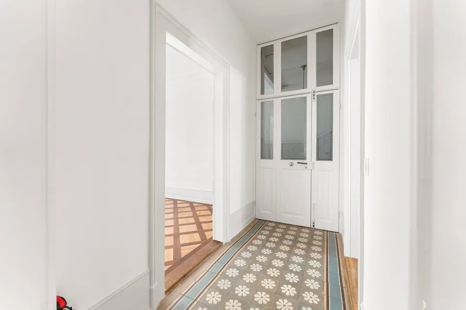 Appartamento di vecchio edificio ristrutturato con stile e giardino privato in posizione centrale a Biel