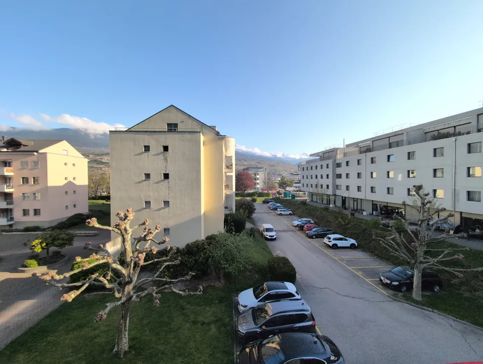 À louer ! Proche de l'Hôpital de Sion, des places de parc extérieures !