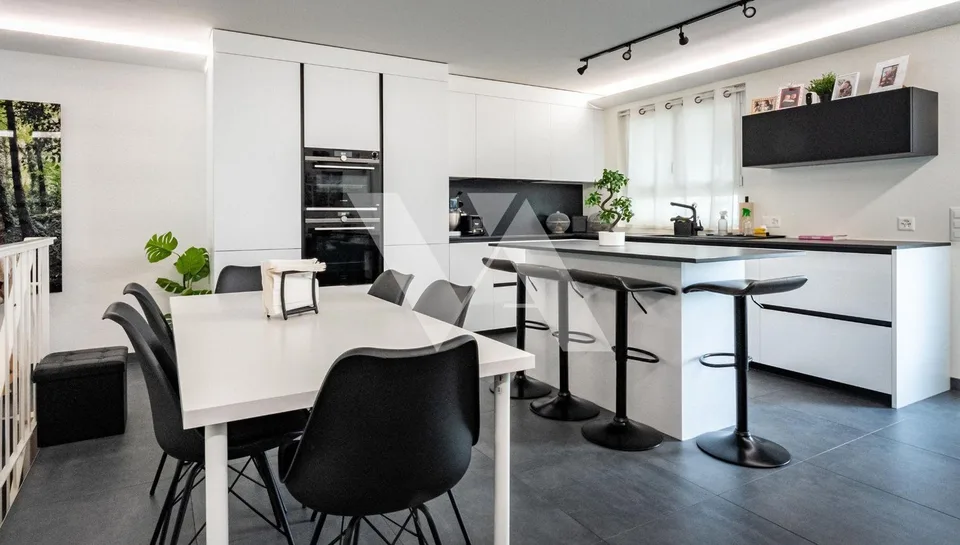 Zu verkaufen - Renovierte Familienvilla mit Garten und Terrasse