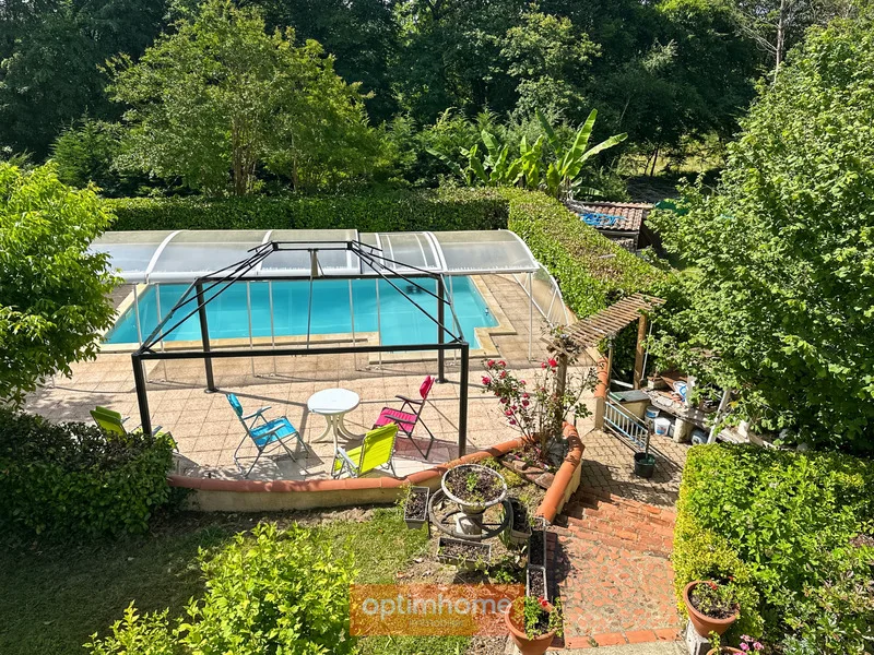 Villa T4 mit überdachtem Swimmingpool, umschlossener Garten für etwa 1800