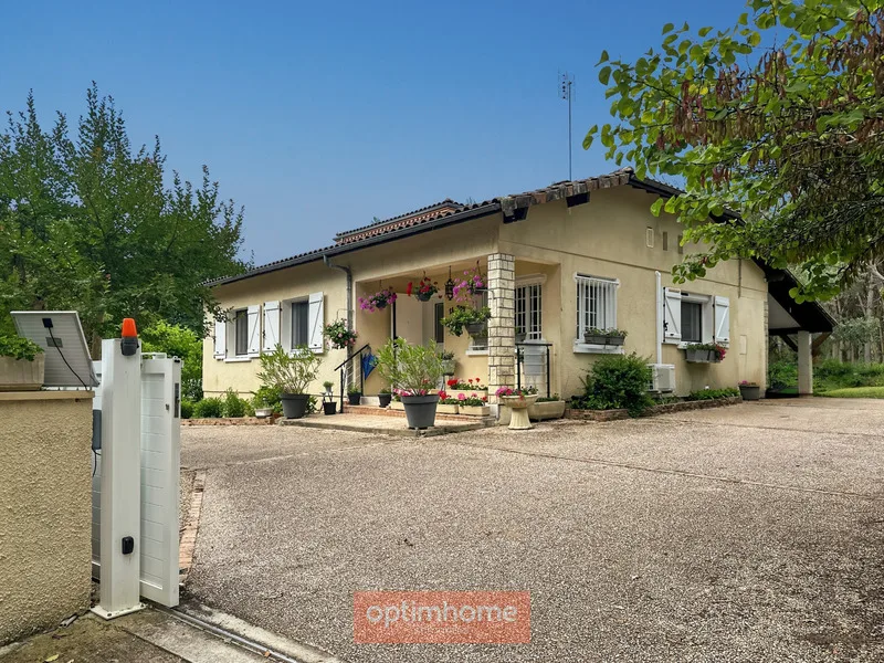 Villa T4 avec piscine couverte, jardin clos autour pour environ 1800