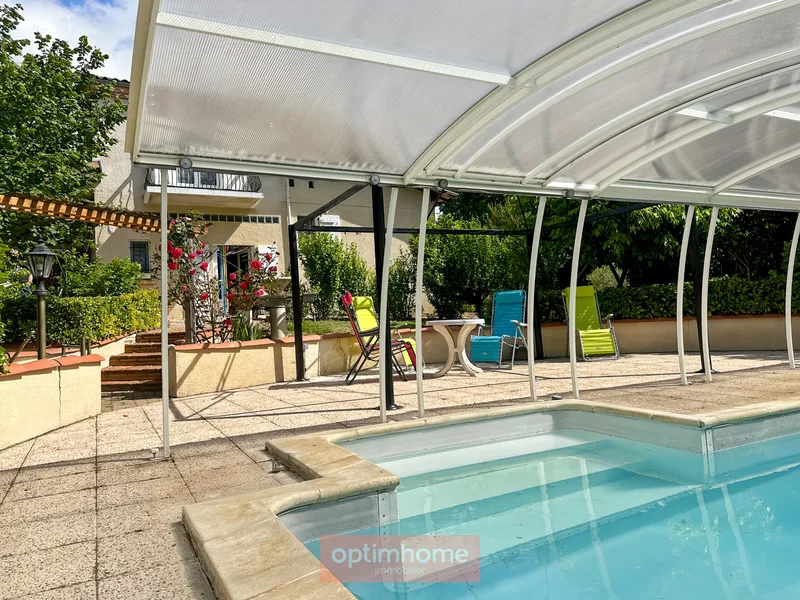 Villa T4 mit überdachtem Swimmingpool, umschlossener Garten für etwa 1800