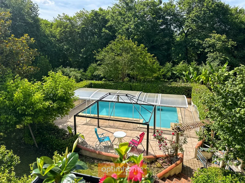 Villa T4 mit überdachtem Swimmingpool, umschlossener Garten für etwa 1800