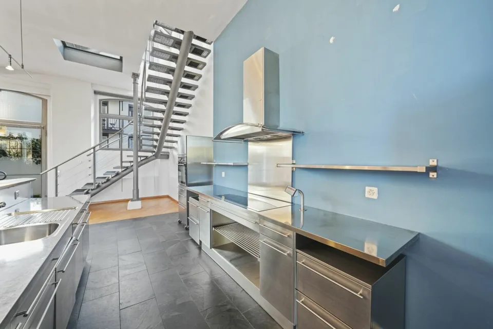 Einzigartiges, historisches Loft-Haus mit Seesicht und viel Raum zum Wohnen und Arbeiten – Foto 16 von 32