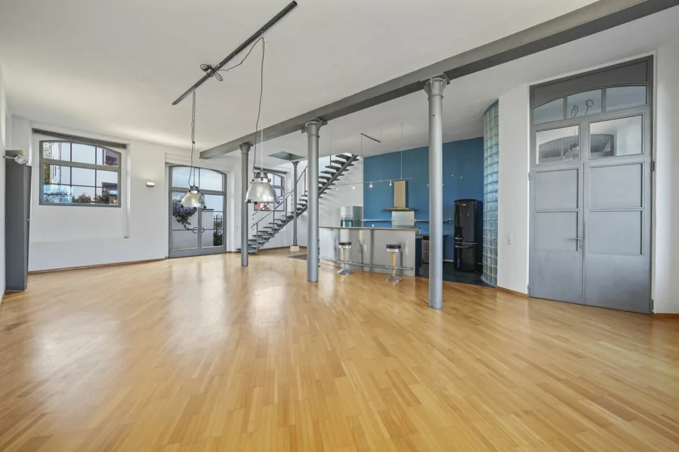 Einzigartiges, historisches Loft-Haus mit Seesicht und viel Raum zum Wohnen und Arbeiten – Foto 3 von 32