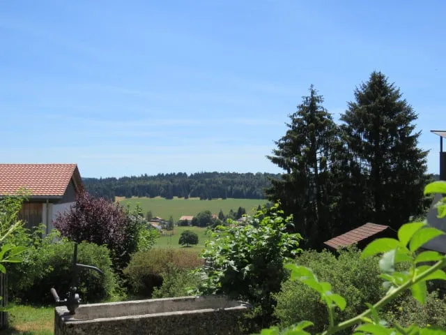 Familiäre Villa in einer sehr ruhigen Wohngegend mit schönem Blick auf den Chasseral