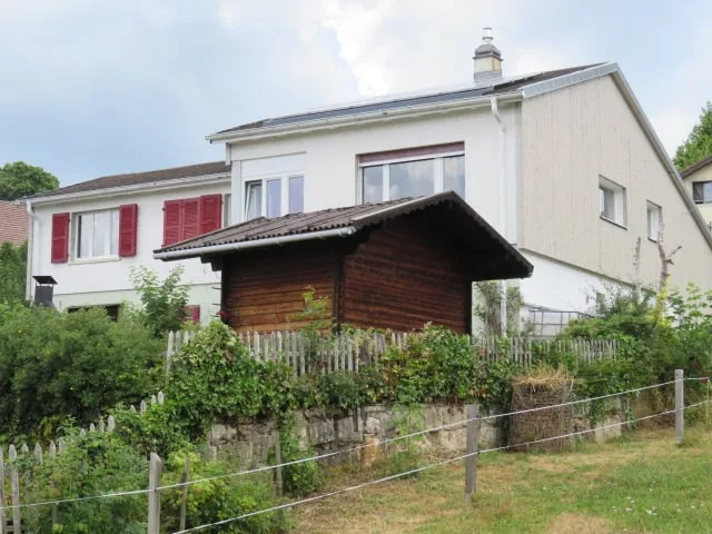 MAISON FAMILIALE SITUEE DANS UN QUARTIER RESIDENTIEL TRES CALME AVEC TRES BELLE VUE SUR LE CHASSERAL