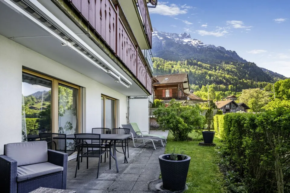 LAKESIDE LIVING 4,5 Zimmer Gartenwohnung in Iseltwald
