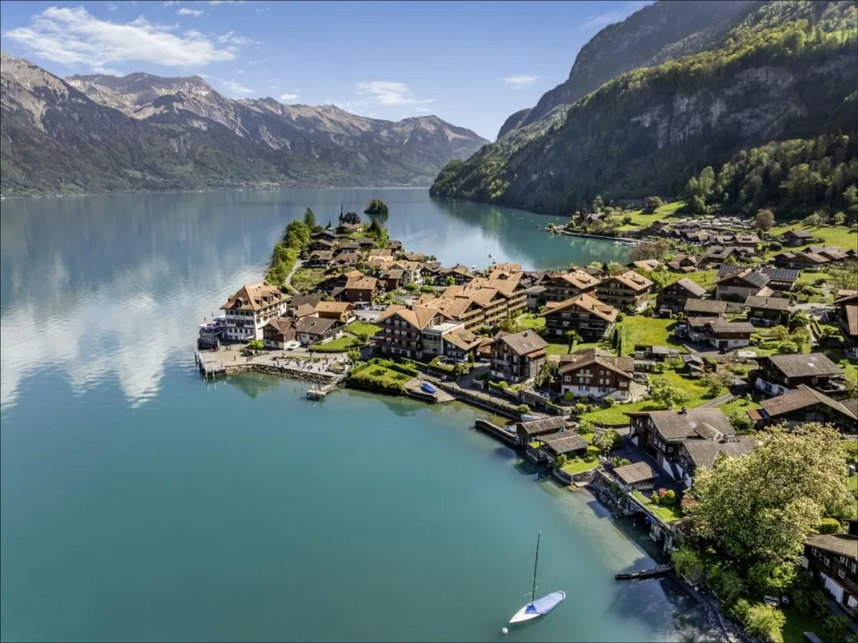 LAKESIDE LIVING 4,5 Zimmer Gartenwohnung in Iseltwald