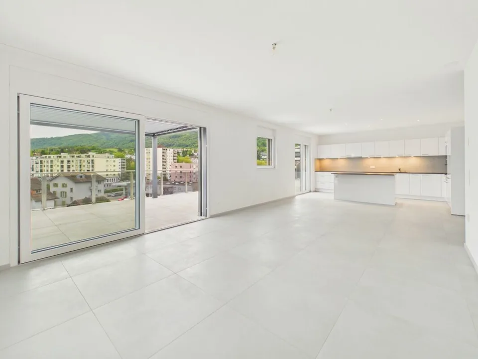 Appartamento attico esclusivo con grande terrazza e zona residenziale tranquilla