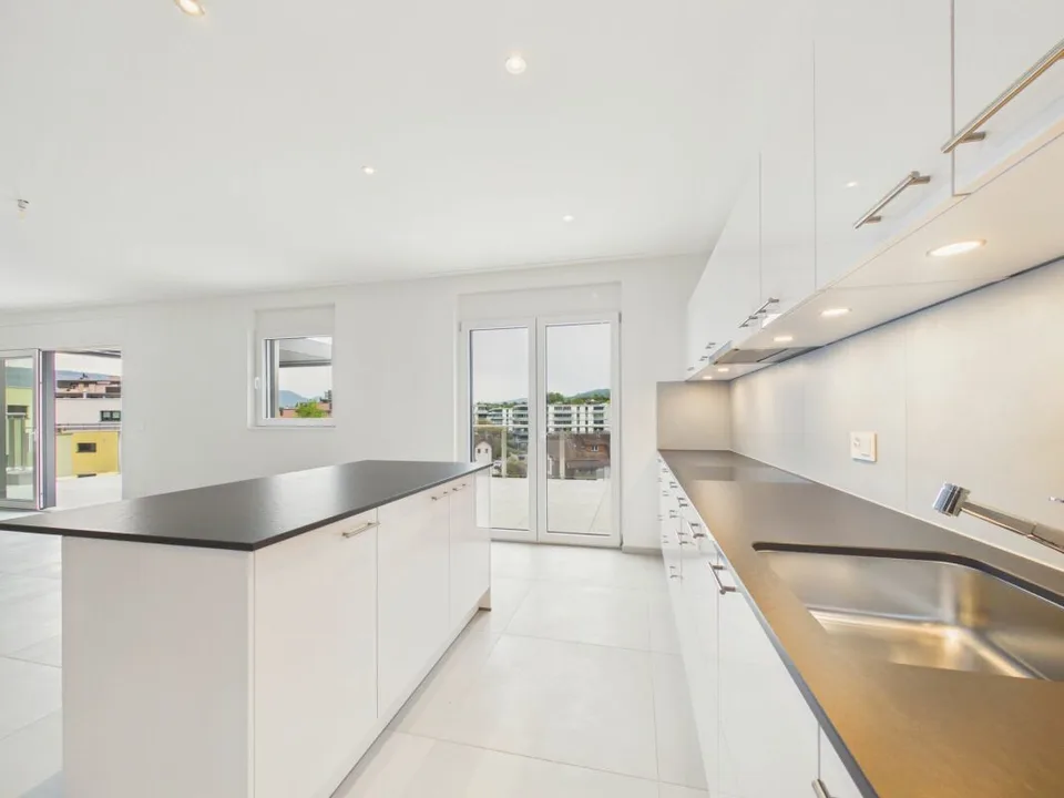 Appartamento attico esclusivo con grande terrazza e zona residenziale tranquilla