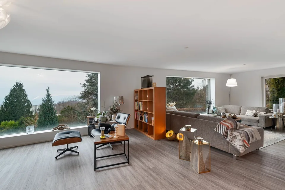Proprietà moderna con piscina e vista sul lago senza ostruzioni