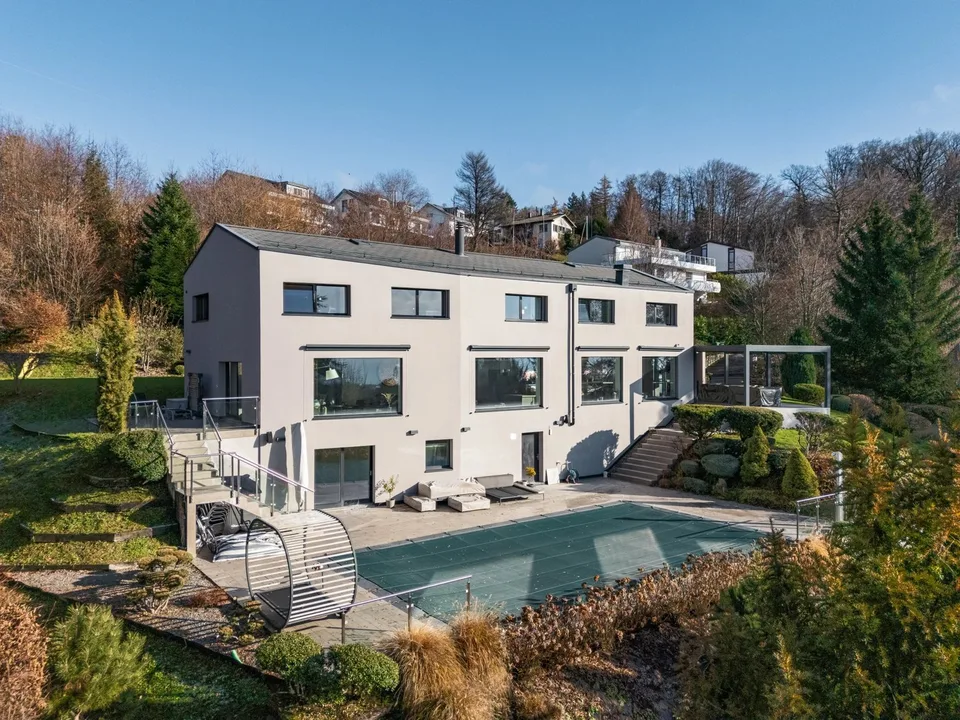 Proprietà moderna con piscina e vista sul lago senza ostruzioni