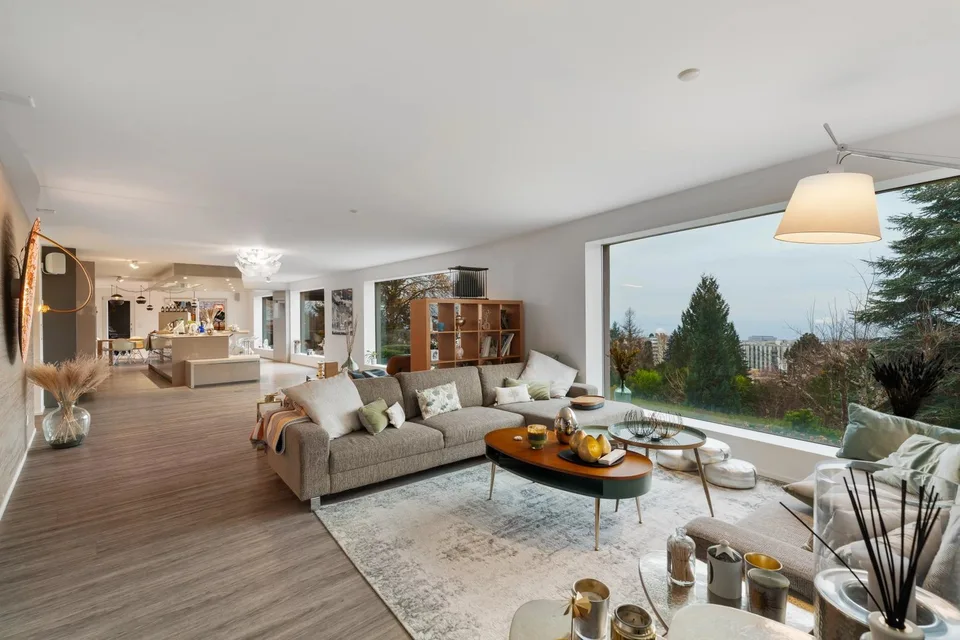 Proprietà moderna con piscina e vista sul lago senza ostruzioni