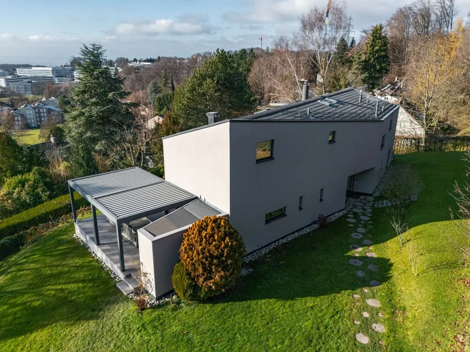 Proprietà moderna con piscina e vista sul lago senza ostruzioni