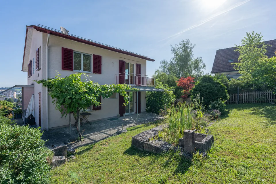 Gartenidylle über Regensdorf – Ihr neues Zuhause für die ganze Familie