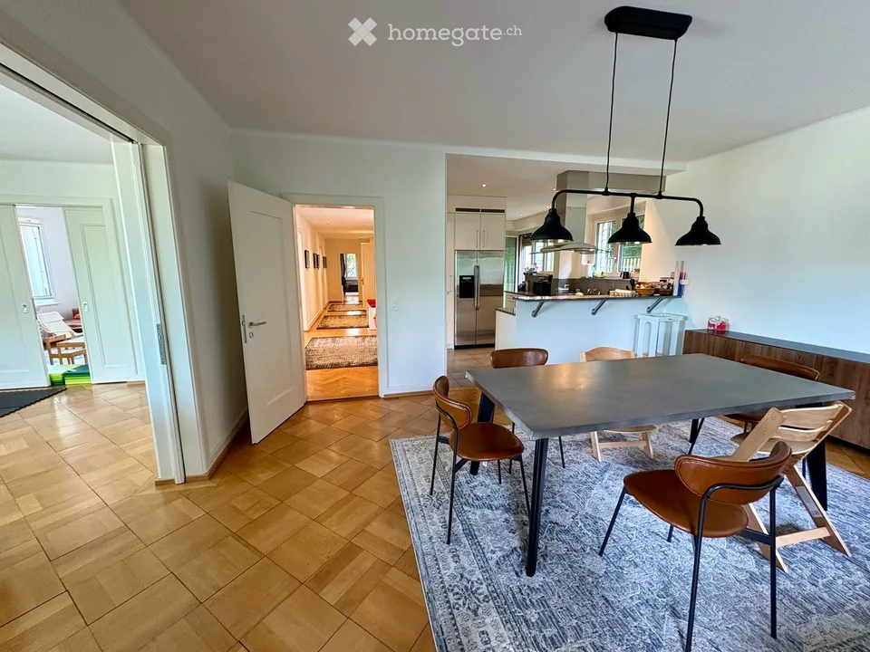 Ampio appartamento di 6,5 locali con terrazza su Restelbergstrasse a Zurigo