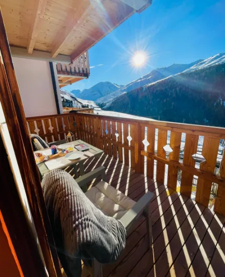 Charmante 4-Zimmer-Wohnung mit Cheminée und atemberaubender Bergkulisse in Avers-Cresta